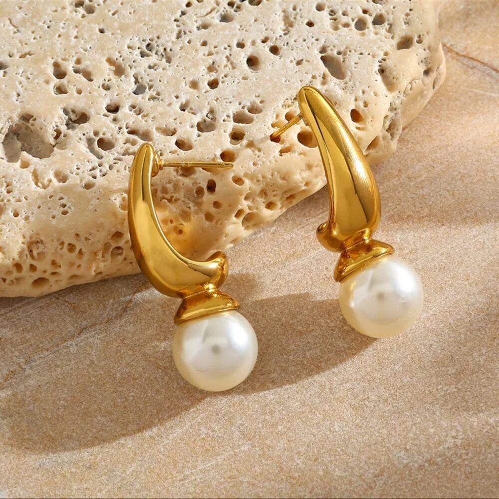 18K Gold Plated Pearl Crest Stud Earrings